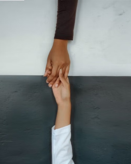 Duas mãos a segurarem-se — apoio clínico